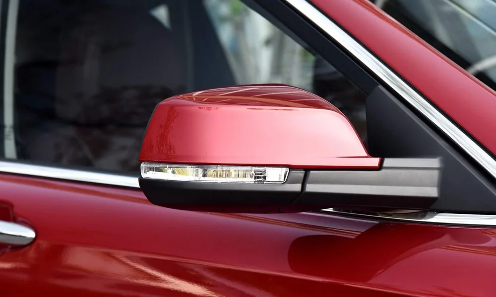 Фото FAW Besturn X80 — наружное зеркало. Корпус с повторителем поворота; у ряда версий здесь же камера кругового обзора. Обогрев и электроскладывание зеркал управляются с водительской двери FAW Besturn X80 — наружное зеркало
