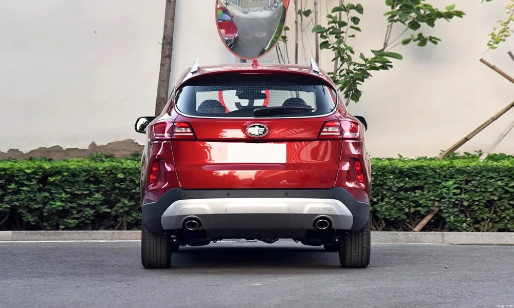 Фото FAW Besturn X80 — вид сзади, фото 4. Линия крыши, стойки и задняя дверь в красном исполнении. Насадки выхлопа или их имитация внизу бампера различают версии FAW Besturn X80 — вид сзади, фото 4