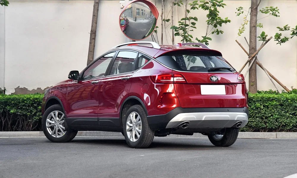 Фото FAW Besturn X80 — вид сзади, фото 5. Графика фонарей, бампер и оформление пятой двери. Светодиодная полоса или раздельные секции — задняя оптика стала главным украшением кормы FAW Besturn X80 — вид сзади, фото 5
