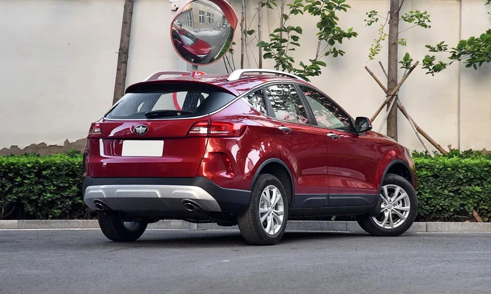 Фото FAW Besturn X80 — вид сзади, фото 6. Красный кузов сзади — фонари и бампер определяют ночной образ модели FAW Besturn X80 — вид сзади, фото 6