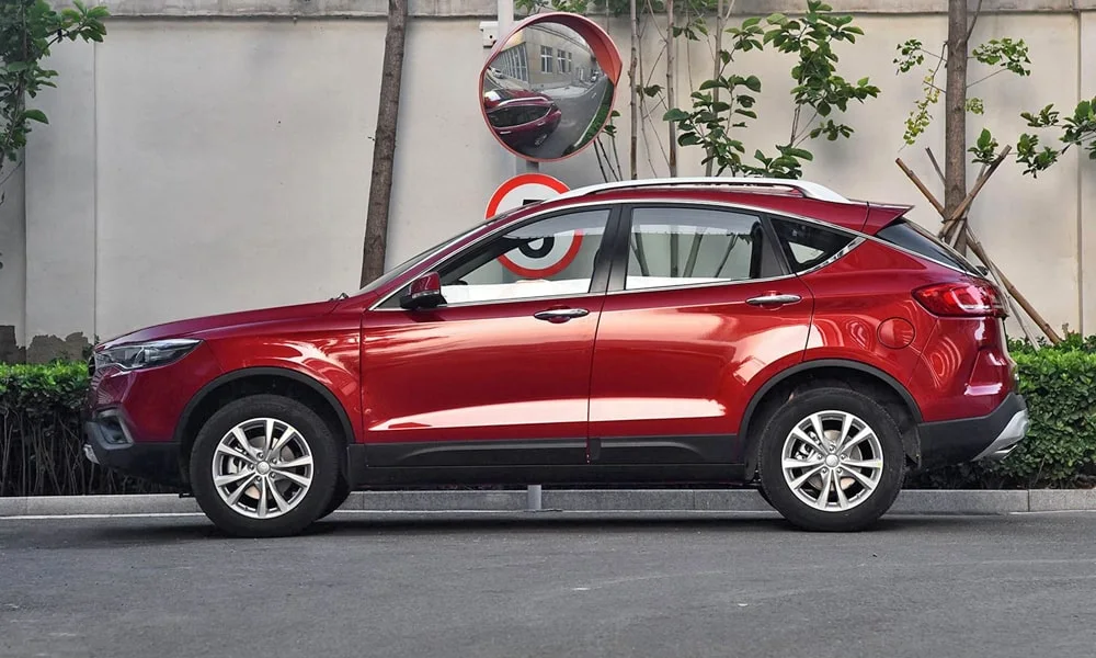 Фото FAW Besturn X80 — вид сбоку, фото 4. Красный кузов в профиль — пропорции, высота посадки и дизайн дисков. Длинная база — простор второго ряда; короткие свесы упрощают парковку FAW Besturn X80 — вид сбоку, фото 4