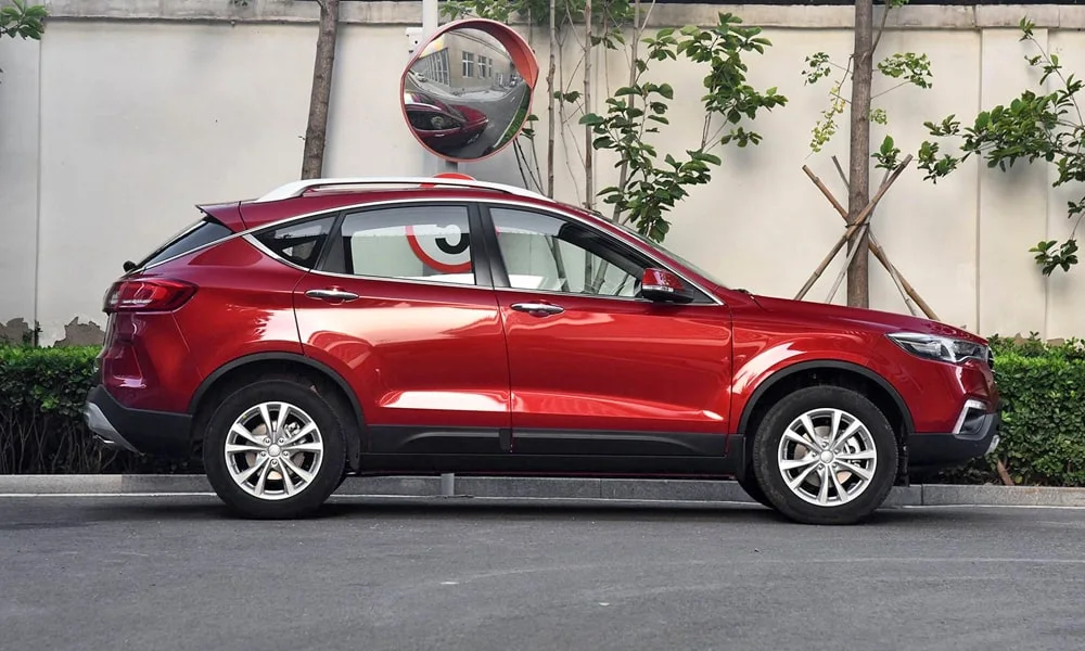 Фото FAW Besturn X80 — вид сбоку, фото 5. Профиль в красном цвете: соотношение колёсной базы и свесов. Длинная база — простор второго ряда; короткие свесы упрощают парковку FAW Besturn X80 — вид сбоку, фото 5