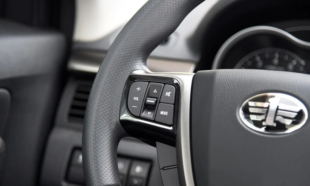 Фото FAW Besturn X80 — руль. Обшивка обода и компоновка спиц крупным планом. Обогрев обода — опция, которую оценят зимой FAW Besturn X80 — руль