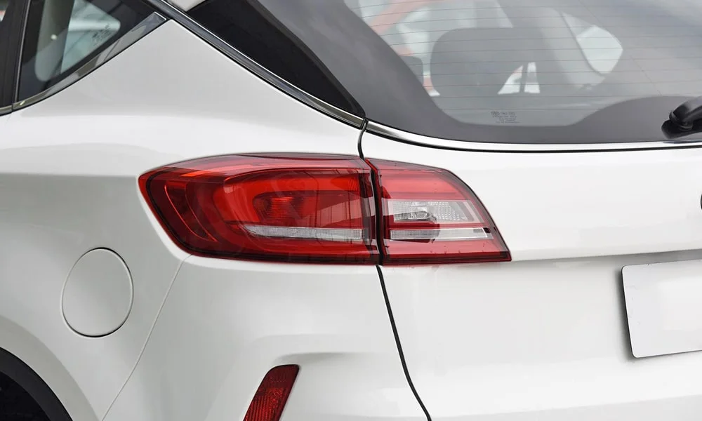 Фото FAW Besturn X80 — задние фонари. Графика секций крупным планом — ночная подпись модели FAW Besturn X80 — задние фонари