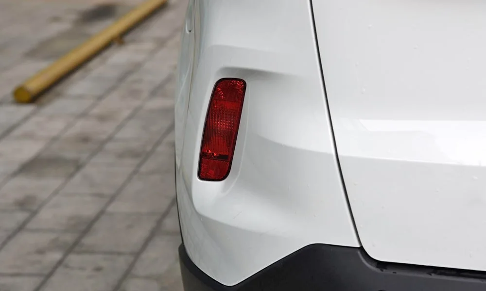 Фото FAW Besturn X80 — задние фонари, фото 2. Рассеиватель фонаря вблизи: компоновка секций габарита, стопа и поворотника. Динамические поворотники с бегущей индикацией встречаются в старших комплектациях FAW Besturn X80 — задние фонари, фото 2