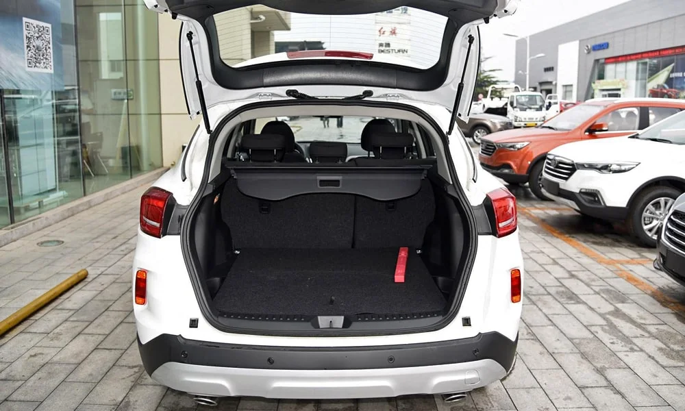 Фото FAW Besturn X80 — багажник. Форма проёма, ровный пол и организация пространства. Под полом обычно размещены органайзер, докатка или ремкомплект FAW Besturn X80 — багажник