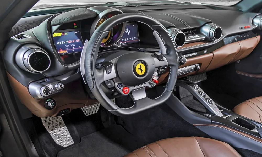 Фото Ferrari 812 GTS — передняя панель. Архитектура передней панели: ярусы, вставки и консоль в коричневой гамме Ferrari 812 GTS — передняя панель
