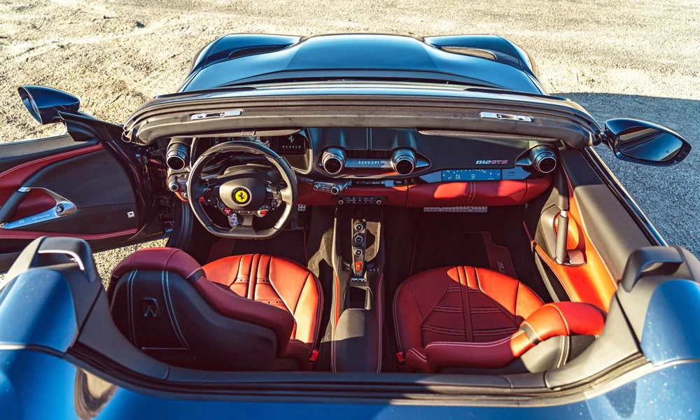 Фото Ferrari 812 GTS — передняя панель, фото 2. Компоновка экранов, дефлекторов и консоли. Мягкие материалы верхнего яруса и вставки задают уровень интерьера Ferrari 812 GTS — передняя панель, фото 2