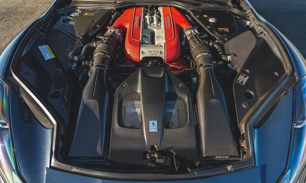 Фото Ferrari 812 GTS — моторный отсек. Под капотом: расположение основных узлов и заливных горловин. Точки ежедневной проверки — масло, омывайка, антифриз — доступны без инструмента Ferrari 812 GTS — моторный отсек