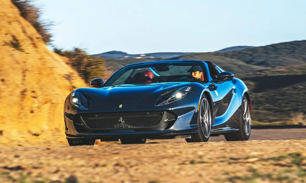 Фото Ferrari 812 GTS — вид спереди, фото 3. Анфас: пропорции капота, посадка кузова и графика ходовых огней. Дневные ходовые огни включаются автоматически с запуском Ferrari 812 GTS — вид спереди, фото 3