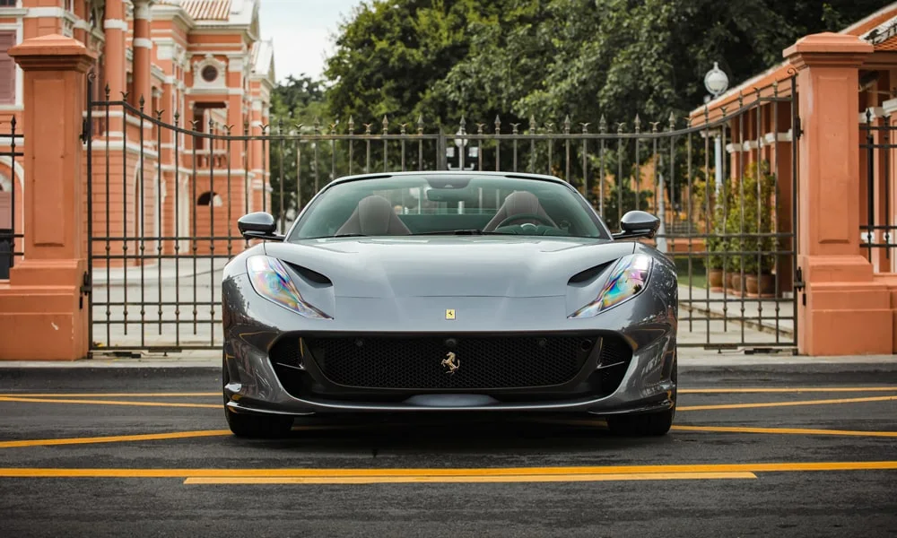 Фото Ferrari 812 GTS — вид спереди, фото 6. Анфас: пропорции капота, посадка кузова и графика ходовых огней. Рисунок ходовых огней — подпись модели, по нему её узнают в потоке Ferrari 812 GTS — вид спереди, фото 6