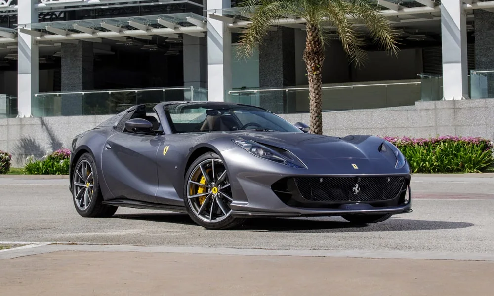Фото Ferrari 812 GTS — вид спереди, фото 7. Оптика, решётка и бампер — первое впечатление о модели. Дневные ходовые огни включаются автоматически с запуском Ferrari 812 GTS — вид спереди, фото 7