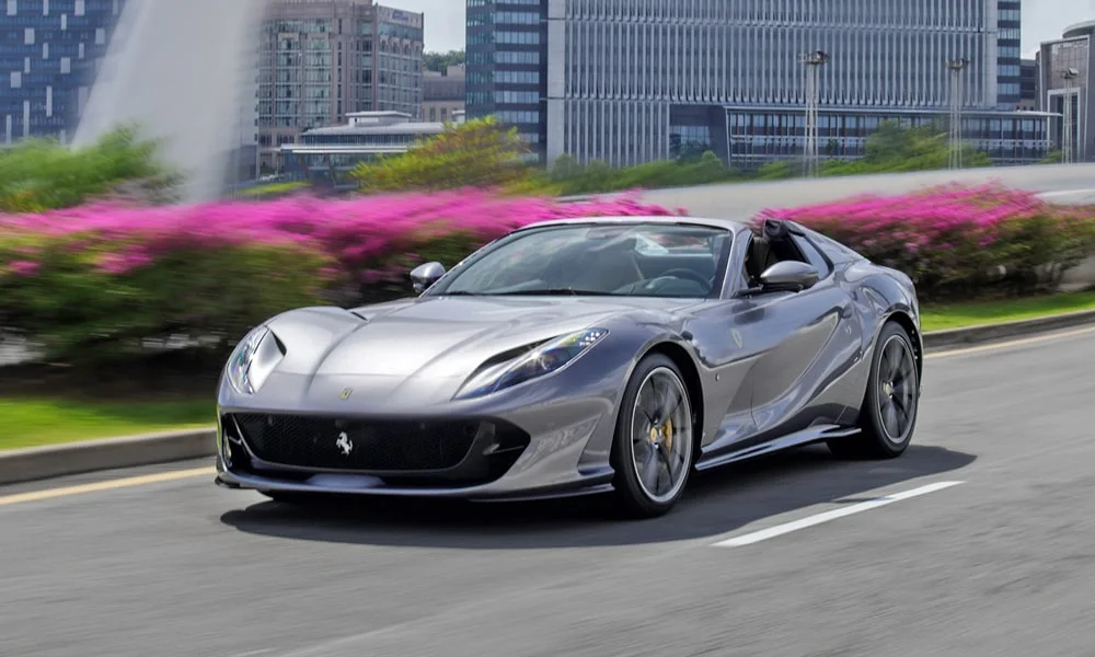 Фото Ferrari 812 GTS — вид спереди, фото 8. Оптика, решётка и бампер — первое впечатление о модели Ferrari 812 GTS — вид спереди, фото 8