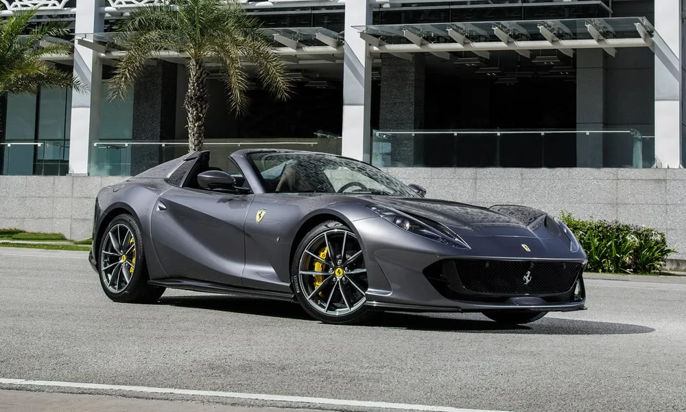 Фото Ferrari 812 GTS — вид спереди, фото 9. Серый кузов, строгая симметрия оптики — базовый ракурс знакомства с дизайном. Дневные ходовые огни включаются автоматически с запуском Ferrari 812 GTS — вид спереди, фото 9