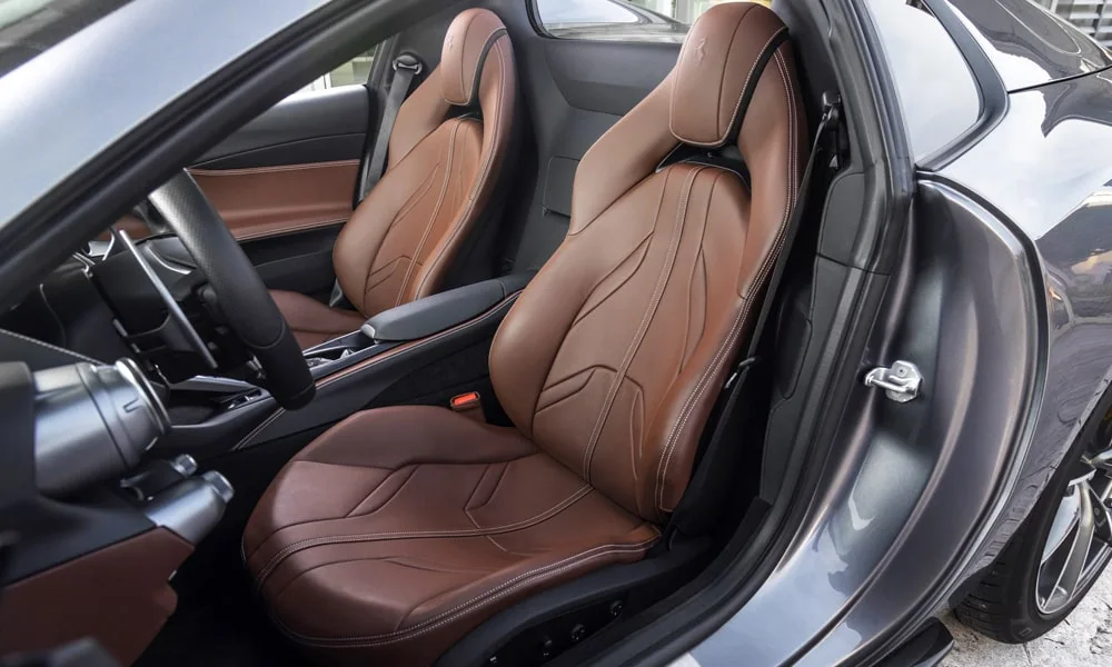 Фото Ferrari 812 GTS — передние сиденья. Профиль кресел: боковая поддержка и подголовники Ferrari 812 GTS — передние сиденья