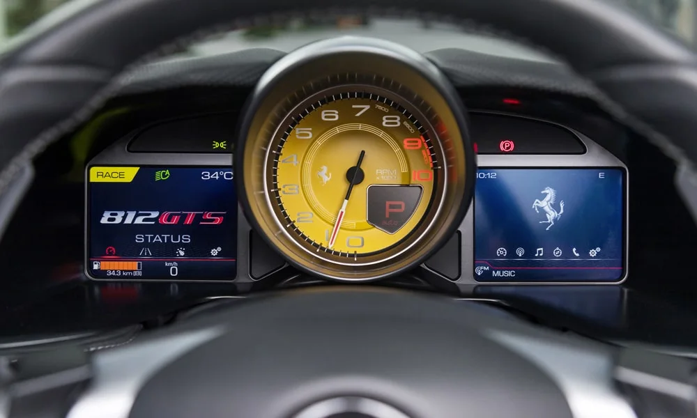 Фото Ferrari 812 GTS — приборная панель. Экран приборов за рулём — вся ходовая информация перед глазами. Компоновка приборов настраивается в меню у большинства версий Ferrari 812 GTS — приборная панель