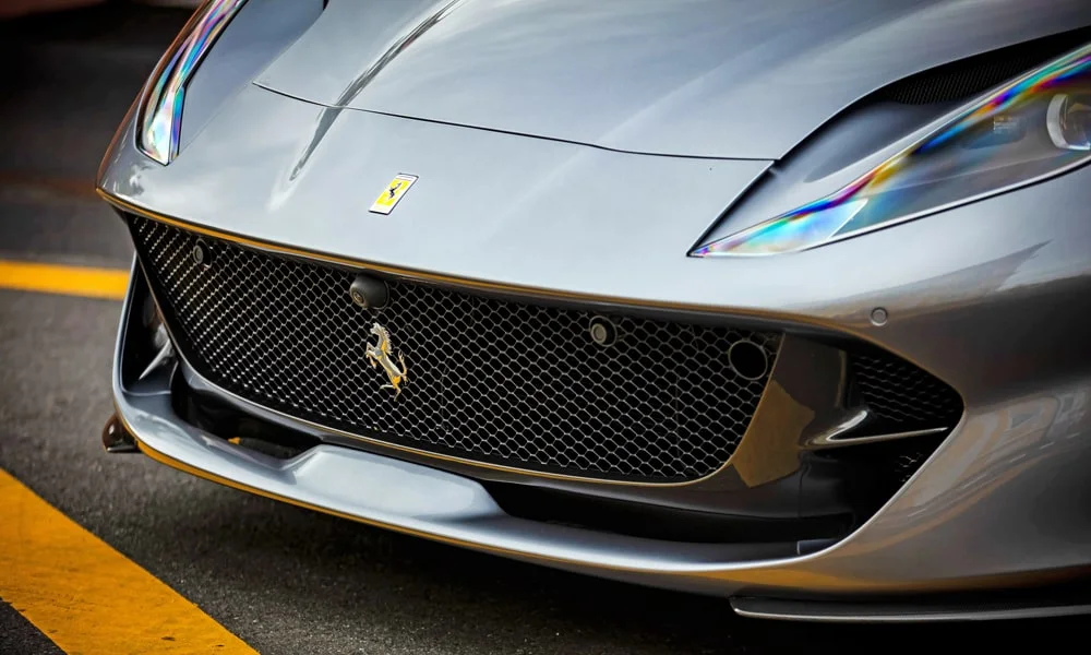 Фото Ferrari 812 GTS — решётка радиатора. Фирменный рисунок облицовки — визитная карточка марки. Активные жалюзи за решёткой закрываются на трассе ради аэродинамики — есть у ряда моделей Ferrari 812 GTS — решётка радиатора