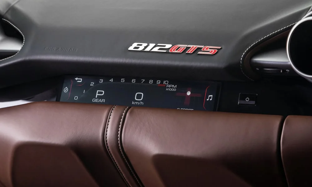 Фото Ferrari 812 GTS — интерьер, фото 2. Общий план салона: архитектура панели, консоль и кресла Ferrari 812 GTS — интерьер, фото 2