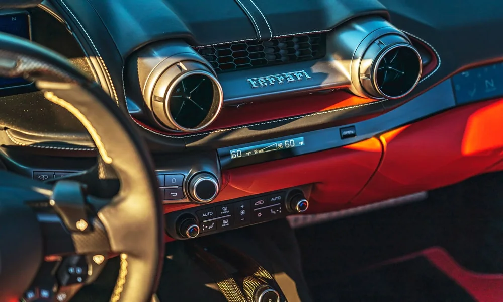 Фото Ferrari 812 GTS — интерьер, фото 3. Общий план салона: архитектура панели, консоль и кресла. Уровень отделки читается по стыкам панелей и мягким поверхностям в зонах касания Ferrari 812 GTS — интерьер, фото 3