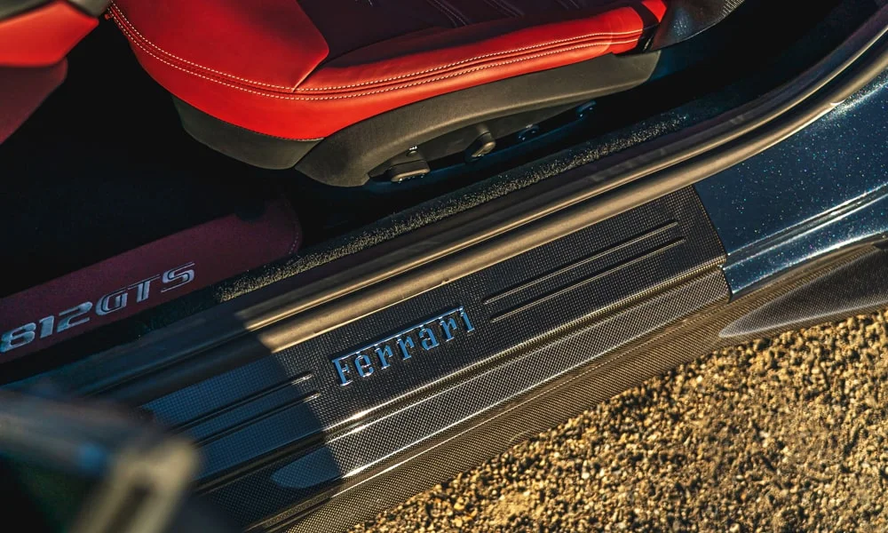 Фото Ferrari 812 GTS — интерьер, фото 4. Общий план салона: архитектура панели, консоль и кресла Ferrari 812 GTS — интерьер, фото 4