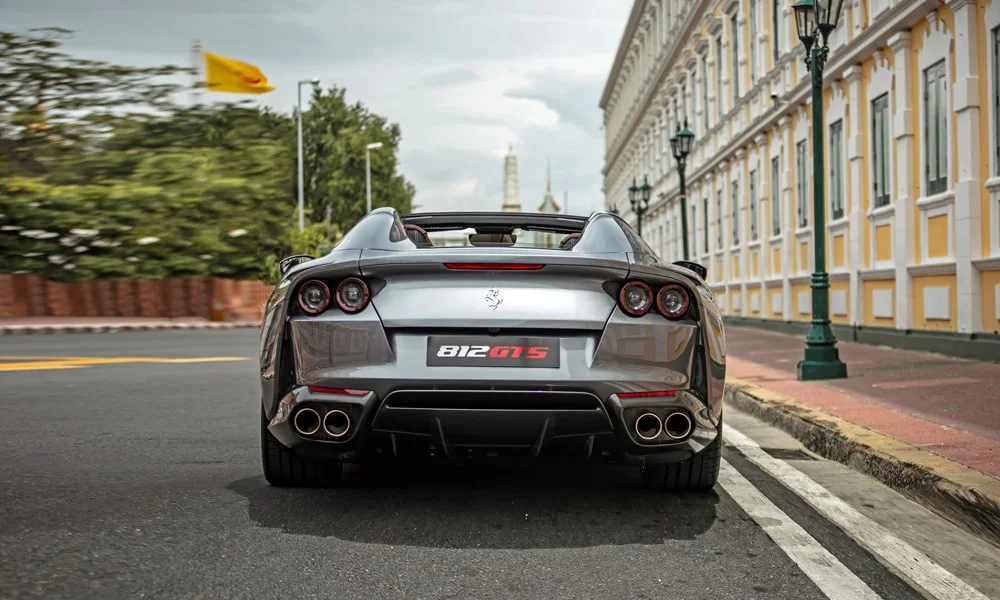 Фото Ferrari 812 GTS — вид сзади, фото 5. Графика фонарей, бампер и оформление пятой двери. Насадки выхлопа или их имитация внизу бампера различают версии Ferrari 812 GTS — вид сзади, фото 5