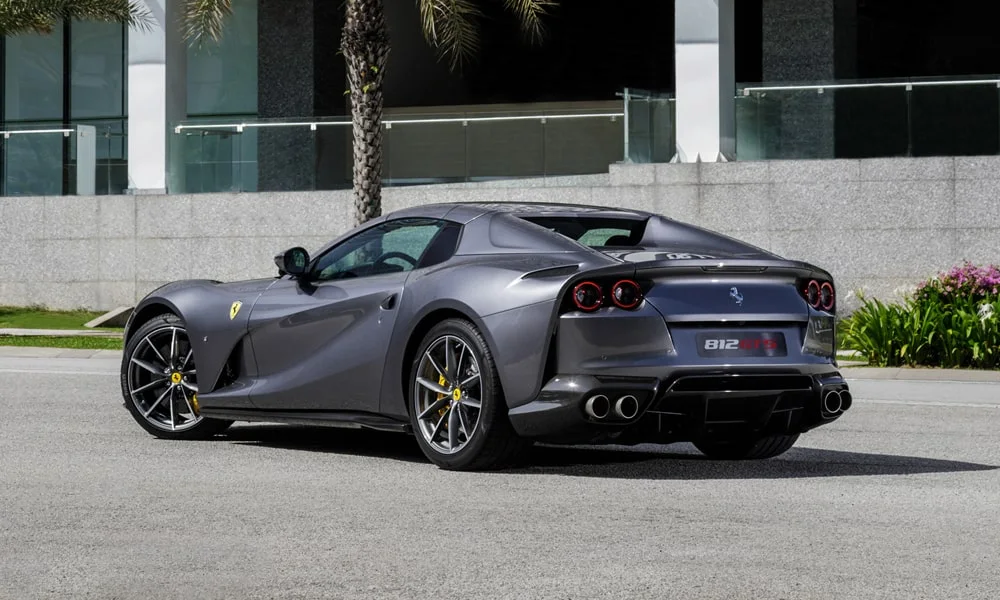 Фото Ferrari 812 GTS — вид сзади, фото 6. Корма в сером цвете: графика фонарей и пластика пятой двери Ferrari 812 GTS — вид сзади, фото 6