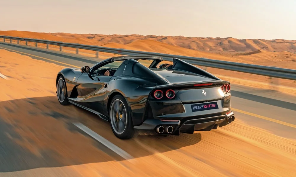 Фото Ferrari 812 GTS — вид сзади, фото 7. Корма в чёрном цвете: графика фонарей и пластика пятой двери. Насадки выхлопа или их имитация внизу бампера различают версии Ferrari 812 GTS — вид сзади, фото 7
