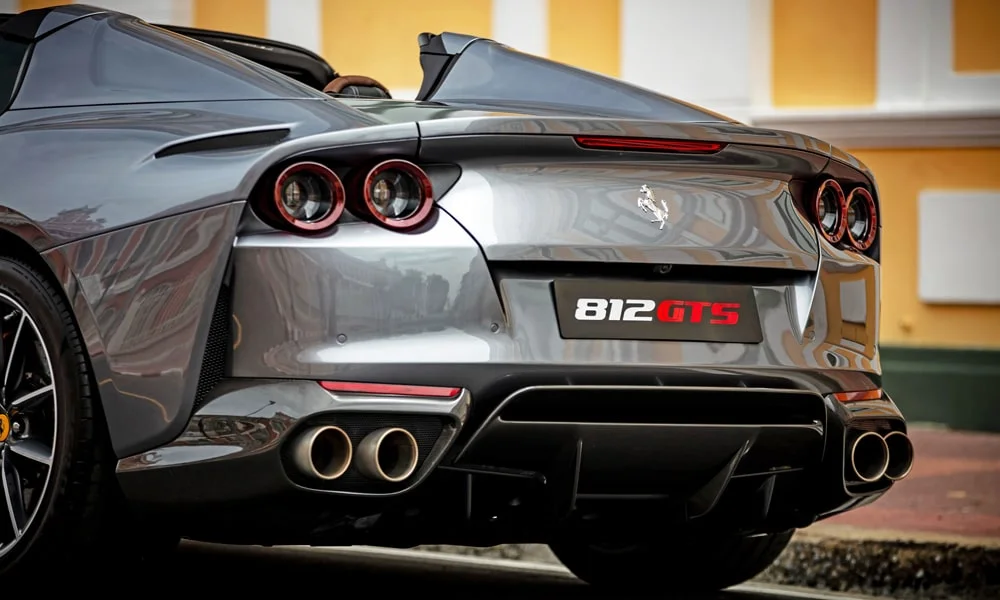 Фото Ferrari 812 GTS — вид сзади, фото 8. Корма в сером цвете: графика фонарей и пластика пятой двери. Насадки выхлопа или их имитация внизу бампера различают версии Ferrari 812 GTS — вид сзади, фото 8