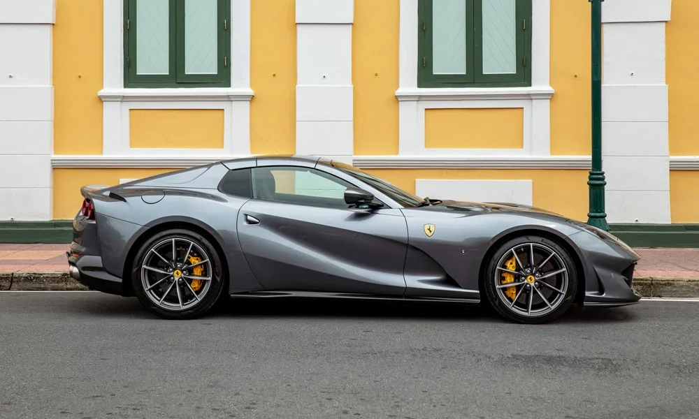 Фото Ferrari 812 GTS — вид сбоку, фото 4. Серый кузов в профиль — пропорции, высота посадки и дизайн дисков Ferrari 812 GTS — вид сбоку, фото 4