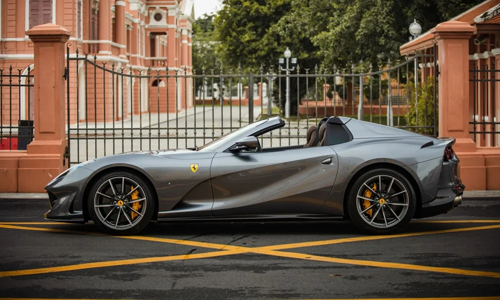 Фото Ferrari 812 GTS — вид сбоку, фото 5. Сбоку читаются линия остекления и характер выштамповок на сером кузове. Хромированные или чёрные молдинги окон отличают комплектации Ferrari 812 GTS — вид сбоку, фото 5