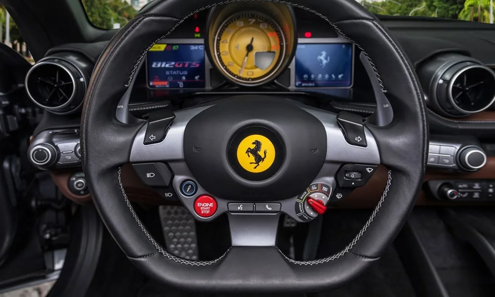 Фото Ferrari 812 GTS — руль. Обшивка обода и компоновка спиц крупным планом. Обогрев обода — опция, которую оценят зимой Ferrari 812 GTS — руль