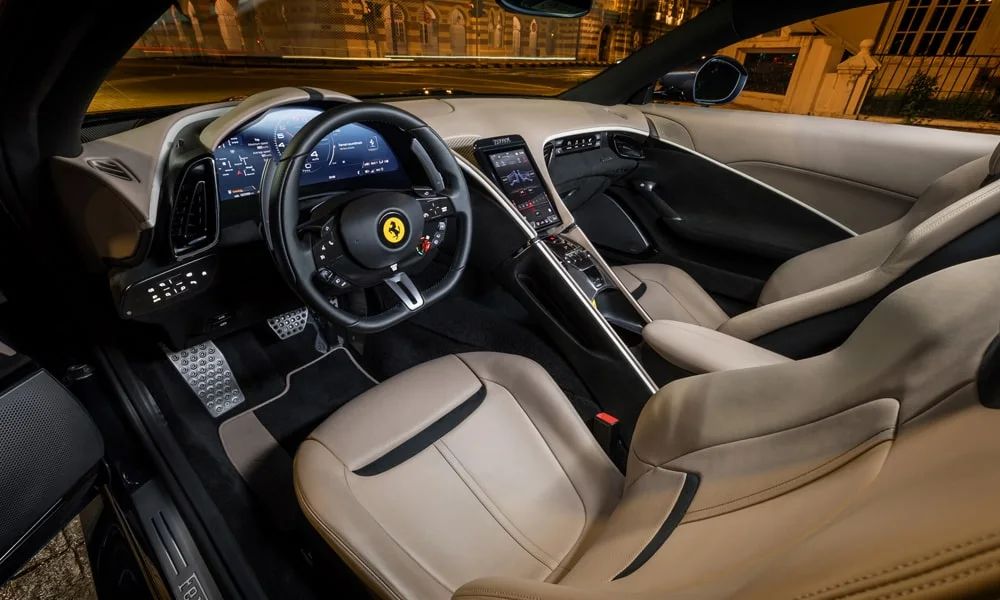 Фото Ferrari Roma — передняя панель, фото 2. Панель в светлой бежевой отделке — видна компоновка экранов и органов управления. Мягкие материалы верхнего яруса и вставки задают уровень интерьера Ferrari Roma — передняя панель, фото 2