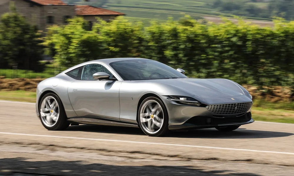 Фото Ferrari Roma — вид спереди, фото 4. Оптика, решётка и бампер — первое впечатление о модели. Рисунок ходовых огней — подпись модели, по нему её узнают в потоке Ferrari Roma — вид спереди, фото 4