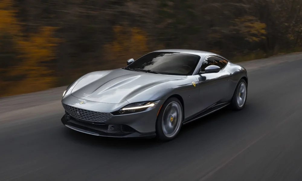 Фото Ferrari Roma — вид спереди, фото 5. Передок в серебристом исполнении — крупная светотехника и выразительный бампер. Дневные ходовые огни включаются автоматически с запуском Ferrari Roma — вид спереди, фото 5