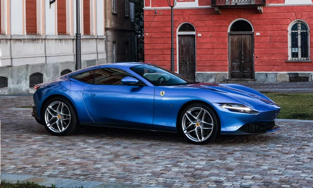 Фото Ferrari Roma — вид спереди, фото 6. Оптика, решётка и бампер — первое впечатление о модели. Рисунок ходовых огней — подпись модели, по нему её узнают в потоке Ferrari Roma — вид спереди, фото 6