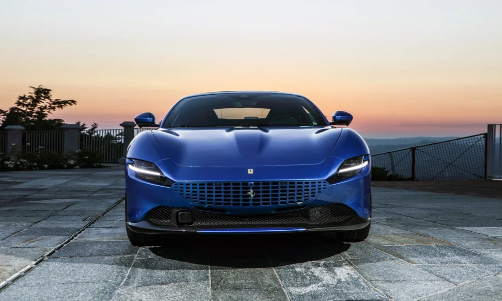 Фото Ferrari Roma — вид спереди, фото 8. Анфас: пропорции капота, посадка кузова и графика ходовых огней Ferrari Roma — вид спереди, фото 8