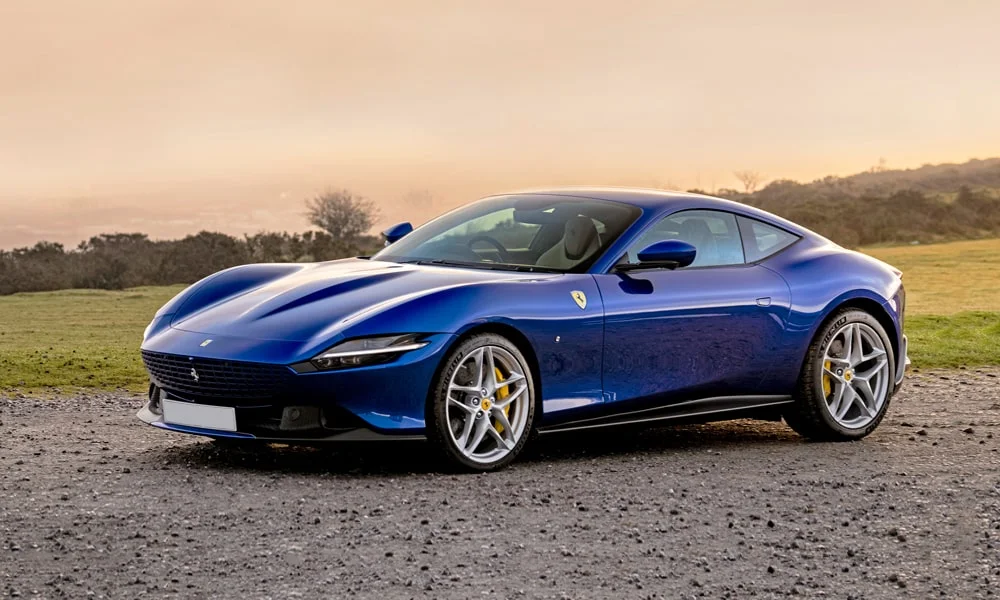 Фото Ferrari Roma — вид спереди, фото 9. Кузов в синем цвете: рисунок оптики и решётки задаёт узнаваемое «лицо» модели Ferrari Roma — вид спереди, фото 9