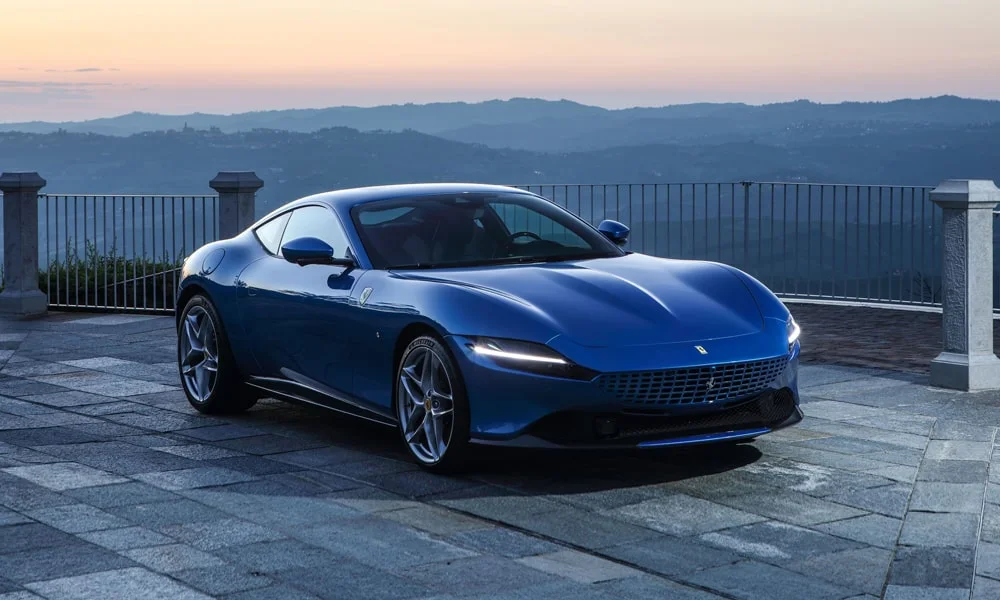 Фото Ferrari Roma — вид спереди, фото 10. Кузов в синем цвете: рисунок оптики и решётки задаёт узнаваемое «лицо» модели Ferrari Roma — вид спереди, фото 10