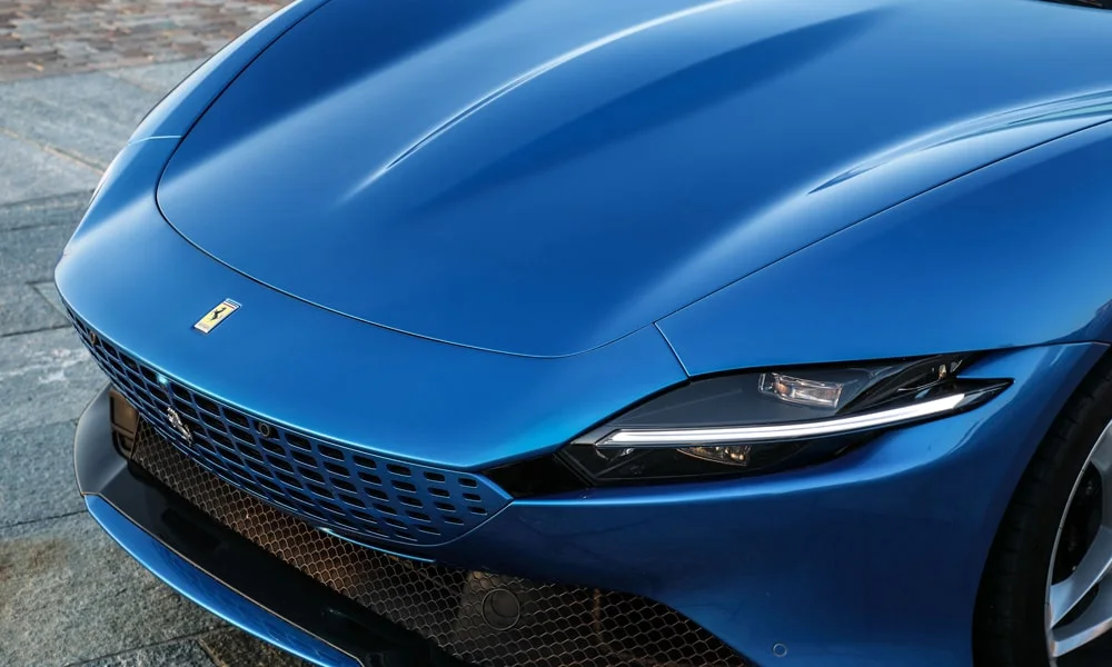 Фото Ferrari Roma — вид спереди, фото 11. Оптика, решётка и бампер — первое впечатление о модели. Рисунок ходовых огней — подпись модели, по нему её узнают в потоке Ferrari Roma — вид спереди, фото 11