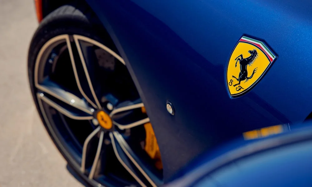 Фото Ferrari Roma — вид спереди, фото 12. Кузов в синем цвете: рисунок оптики и решётки задаёт узнаваемое «лицо» модели. Дневные ходовые огни включаются автоматически с запуском Ferrari Roma — вид спереди, фото 12