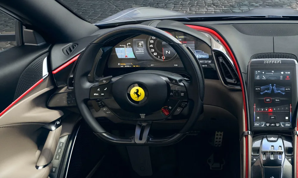 Фото Ferrari Roma — приборная панель. Скорость, запас хода и подсказки ассистентов перед глазами. Запас хода и расход выводятся крупно — главные цифры ежедневных поездок Ferrari Roma — приборная панель