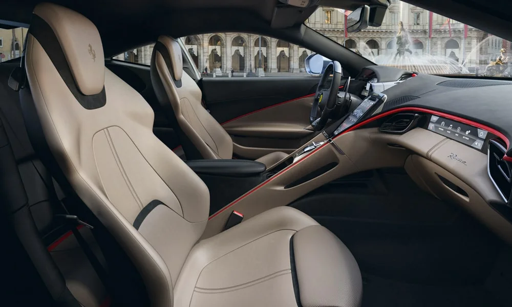 Фото Ferrari Roma — интерьер. Общий план салона: архитектура панели, консоль и кресла. Уровень отделки читается по стыкам панелей и мягким поверхностям в зонах касания Ferrari Roma — интерьер
