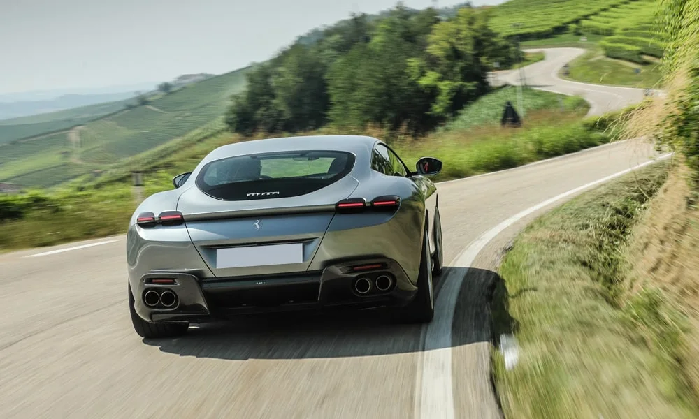 Фото Ferrari Roma — вид сзади, фото 4. Графика фонарей, бампер и оформление пятой двери. Светодиодная полоса или раздельные секции — задняя оптика стала главным украшением кормы Ferrari Roma — вид сзади, фото 4