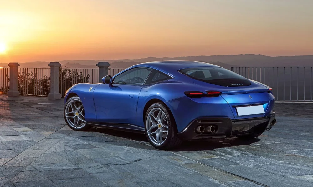 Фото Ferrari Roma — вид сзади, фото 5. Корма в синем цвете: графика фонарей и пластика пятой двери. Насадки выхлопа или их имитация внизу бампера различают версии Ferrari Roma — вид сзади, фото 5