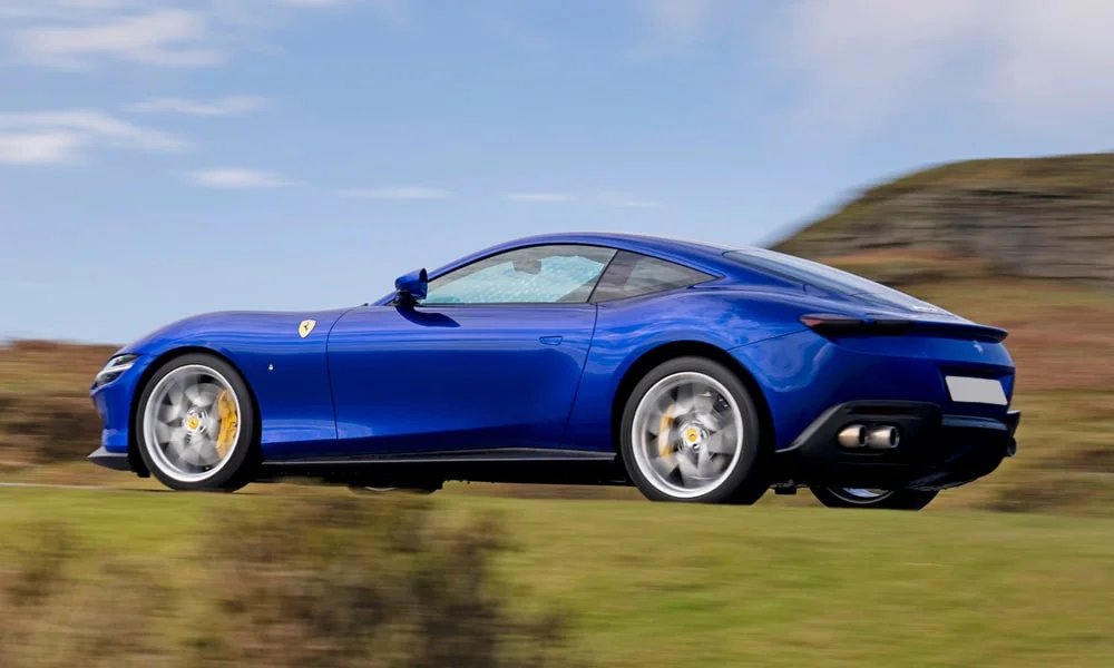Фото Ferrari Roma — вид сзади, фото 6. Графика фонарей, бампер и оформление пятой двери. Насадки выхлопа или их имитация внизу бампера различают версии Ferrari Roma — вид сзади, фото 6