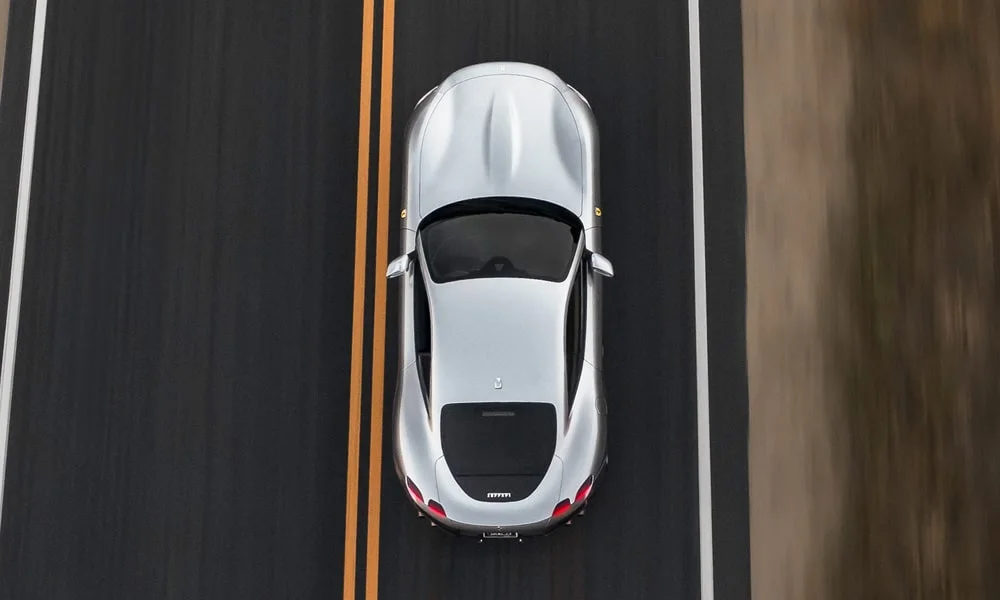 Фото Ferrari Roma — крыша. Крыша сверху: остекление, рейлинги и антенна-плавник. Панорамное стекло зрительно увеличивает салон; шторка спасает в жару Ferrari Roma — крыша