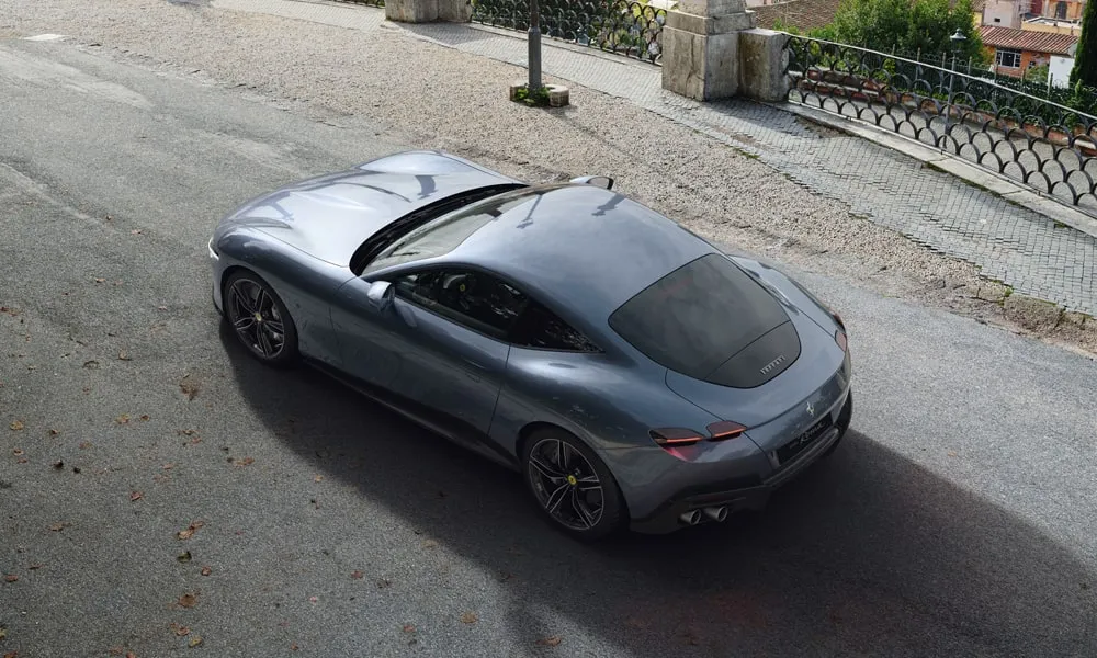 Фото Ferrari Roma — крыша, фото 2. Крыша сверху: остекление, рейлинги и антенна-плавник. Рейлинги рассчитаны на поперечины для бокса или велокреплений Ferrari Roma — крыша, фото 2