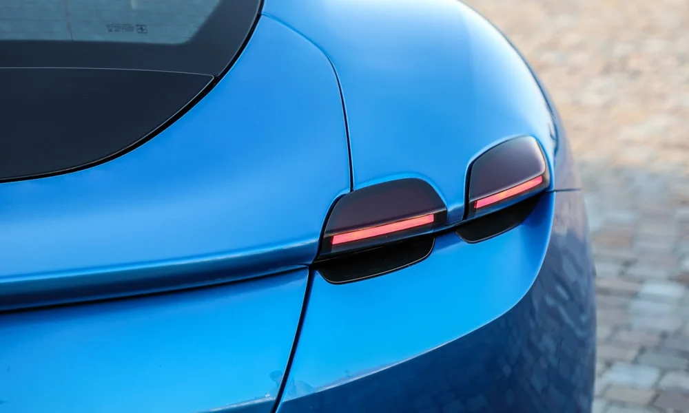 Фото Ferrari Roma — крыша, фото 4. Линия крыши и панорамное остекление с высоты. Рейлинги рассчитаны на поперечины для бокса или велокреплений Ferrari Roma — крыша, фото 4