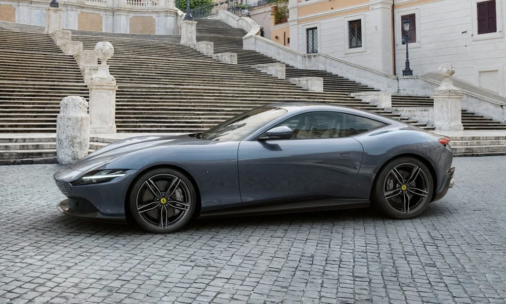 Фото Ferrari Roma — вид сбоку. Серый кузов в профиль — пропорции, высота посадки и дизайн дисков Ferrari Roma — вид сбоку