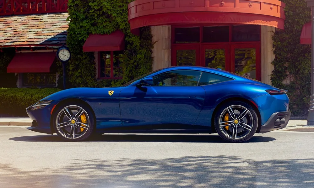 Фото Ferrari Roma — вид сбоку, фото 2. Профиль кузова: колёсная база, свесы и линия остекления. Длинная база — простор второго ряда; короткие свесы упрощают парковку Ferrari Roma — вид сбоку, фото 2